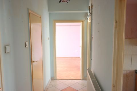 Eladó Lakás 1201 Budapest 20. kerület Kossuth Lajos utcában egy festéssel költözhető, erkélyes