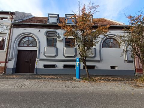 Kiadó Ház 6000 Kecskemét , 3 szintes munkásszállás a belvárosban 30 fő részére