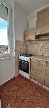 Kiadó Lakás 6000 Kecskemét , Kiadó egy szobás, egyedi fűtéses lakás az egyetem mellett!