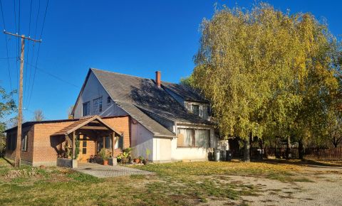 Eladó Ház 8183 Papkeszi , Sokoldalú ingatlan Papkeszin – befektetésnek vagy otthonnak