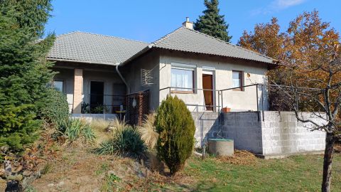 Eladó Ház 2135 Csörög 