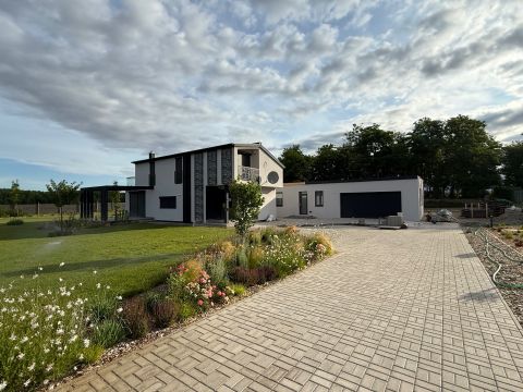 Kiadó Ház 6000 Kecskemét , PRÉMIUM minőségű nappali+3 szobás, beépített gardróbos, parkosított udvarral családi ház KIADÓ!