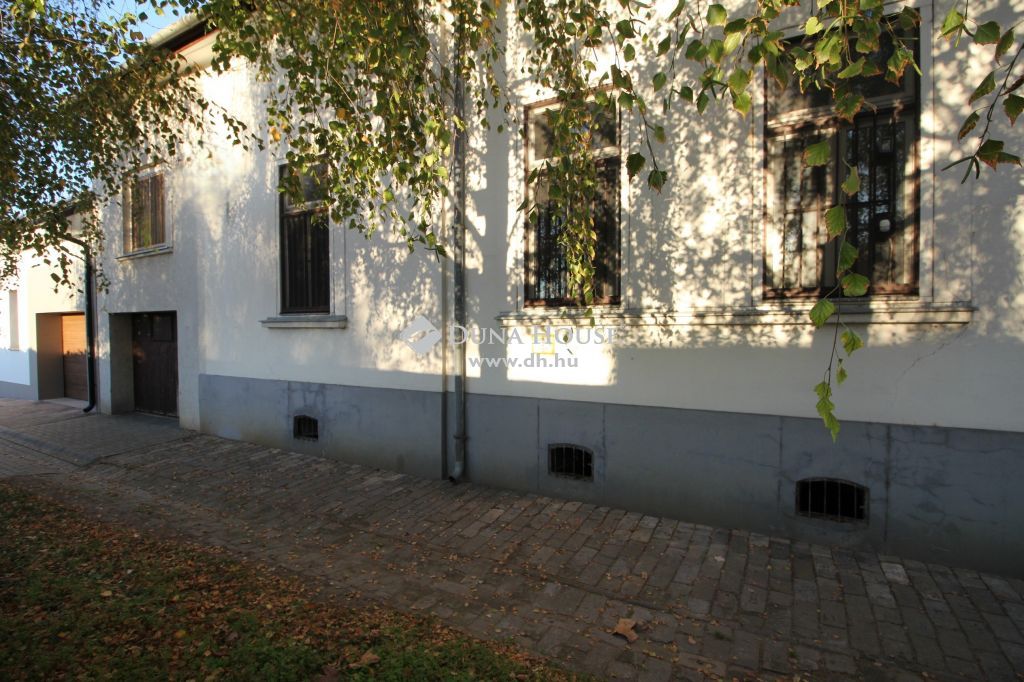 6000 Kecskemét , 3 szintes 6 szobás tágas családiház eladó a Máriavárosban! — 1/18