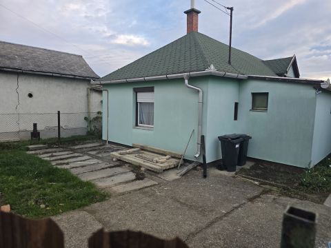 Eladó Ház 8000 Székesfehérvár Feketehegyen jó állapotú, 50 nm-es családi ház