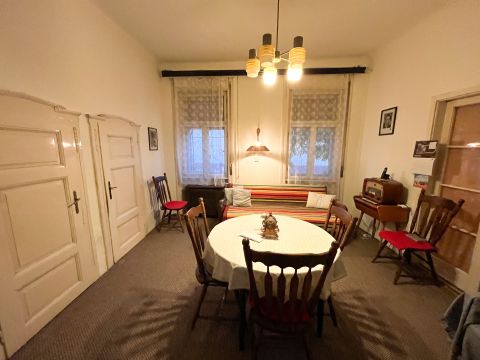 Eladó Ház 1238 Budapest 23. kerület , HÉV megálló közelében, felújításra váró családi ház