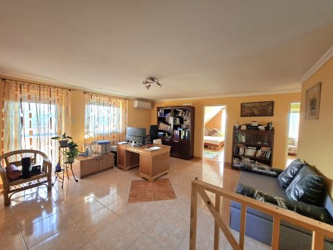 Eladó Ház 8111 Seregélyes 3 szintes, 307 m2-es, napelemes, hőszivattyús családi ház