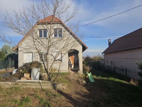 Eladó Ház 7634 Pécs , Eladó egy összközműves kétszintes családi ház Pécs