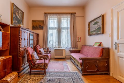 Eladó Lakás 1077 Budapest 7. kerület , 2. emeleti 3 szobássá alakítható lakás