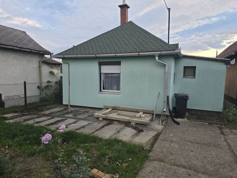 Eladó Ház 8000 Székesfehérvár , Székesfehérvár Fekethegyen jó állapotú 50 nm-es családi ház