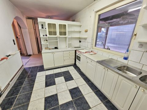 Eladó Ház 2141 Csömör Alakítható, garázsos, felújítandó ikerházrész, Bp. határán!