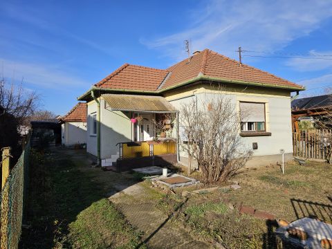 Eladó Ház 2112 Veresegyház 443m2-es autóbeállós telken kis ház, melléképületekkel eladó