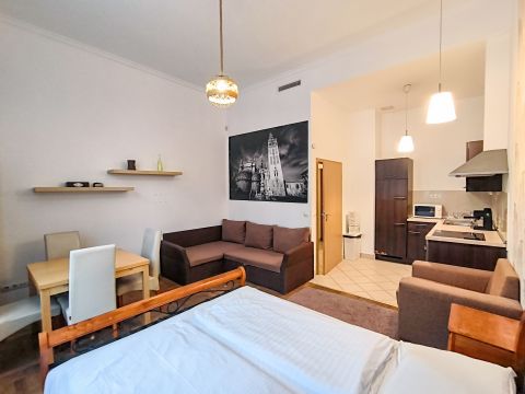 Eladó Lakás 1075 Budapest 7. kerület , Gozsdu udvarban 2 különnyíló szobás, 2. emeleti 