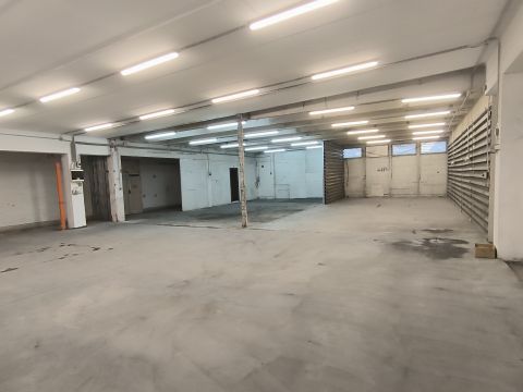 Kiadó Ipari 9028 Győr , Régi Veszprémi úton 300 m2-es iparcsarnok kiadó!