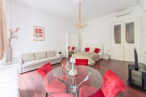 Kiadó Lakás 1061 Budapest 6. kerület Liszt Ferenc Térre néző teljesen felújított lakás!