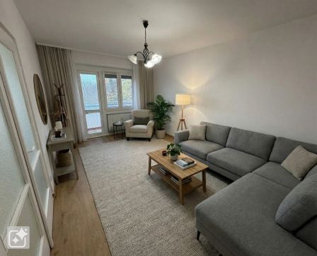 Eladó Lakás 1039 Budapest 3. kerület Kitűnő közlekedés mellett, szigetelt házban !