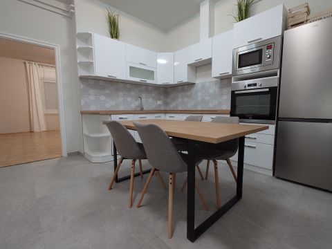 Kiadó Lakás 6000 Kecskemét , KIADÓ BELVÁROSI LAKÁS, 2 AUTÓ SZÁMÁRA GARÁZZSAL,BEÁLLÓVAL