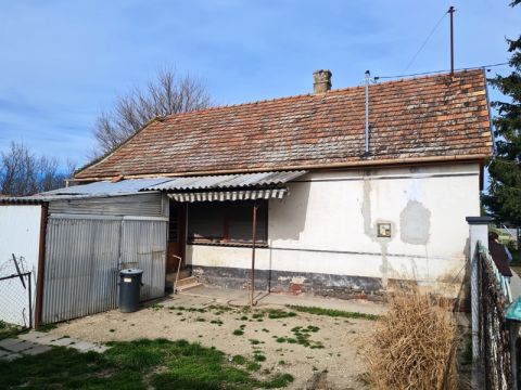 Eladó Ház 8136 Lajoskomárom központban, egyszintes 67 nm-es családi ház