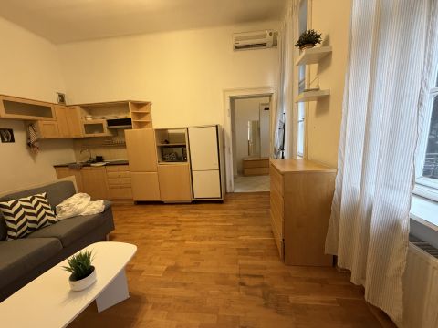 Eladó Lakás 1073 Budapest 7. kerület , Akácfa utcában körúton belül 3 szobás jó állapotú lakás