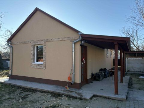 Eladó Ház 2376 Hernád , Felújított 2 szoba + nappalis kis ház Hernádon