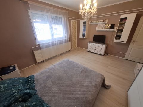 Eladó Ház 6100 Kiskunfélegyháza , Háromszobás ház lakható melléképülettel 