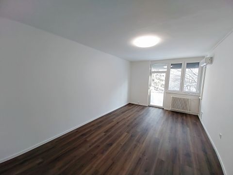 Kiadó Lakás 2800 Tatabánya Városközponti, felújított, alacsony rezsi