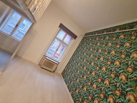 Eladó Lakás 1083 Budapest 8. kerület , Egyetemek körzetében, emeleti, otthonstart, szuper ajánlat