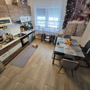 Eladó Ház 6055 Felsőlajos NAPPALI+4 SZOBÁS CSALÁDI HÁZ, MELLÉKÉPÜLETTEL! 