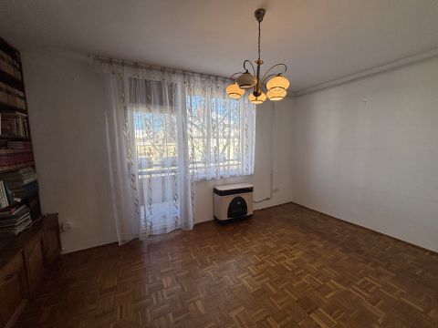 Eladó Lakás 6000 Kecskemét , Belváros szélén, magasföldszinti lakás.