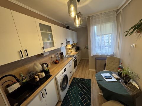 Eladó Lakás 3200 Gyöngyös , Mátrai úti magas emeleti erkélyes felújított panorámás lakás