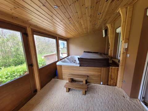 Eladó Ház 6000 Kecskemét Petőfivárosban 190nm-es nappali+5 szoba, 2 fürdő, 4 garázs