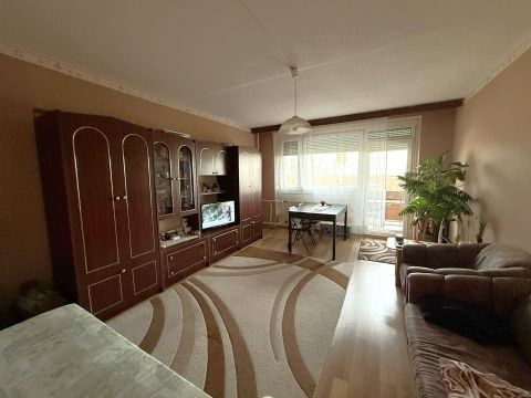 Eladó Lakás 6400 Kiskunhalas , Erkélyes 2 szobás lakás eladó - lift, szigetelt társasház