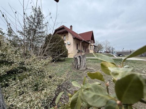 Eladó Ház 6097 Kunadacs , NAPPALI + 3 SZOBÁS CSALÁDI HÁZ NAGY TELEKKEL-MELLÉKÉPÜLETTEL