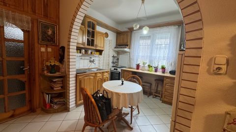 Eladó Ház 4080 Hajdúnánás Hajdúnánáson, központhoz közel kétgenerációs ikerház ELADÓ!