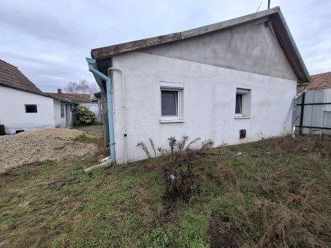 Eladó Ház 6100 Kiskunfélegyháza , saját udvaros ház félkész állapotban melléképületekkel 