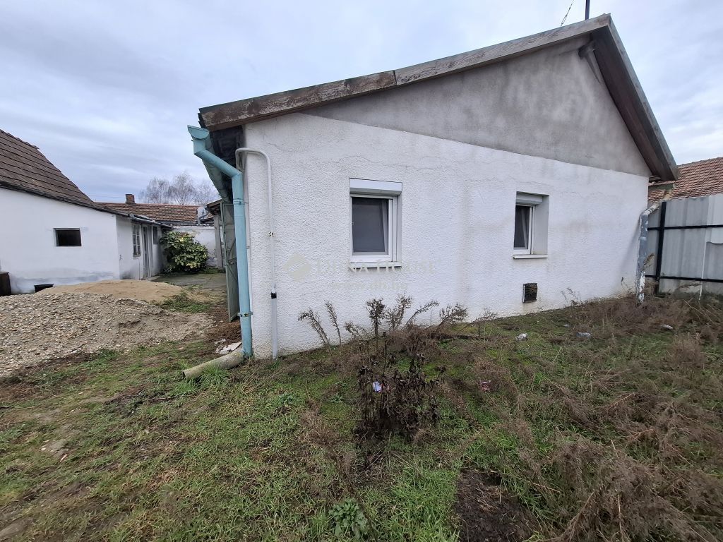 6100 Kiskunfélegyháza , saját udvaros ház félkész állapotban melléképületekkel — 1/13