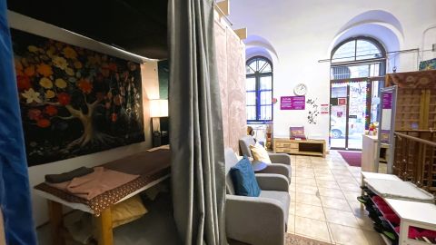 Eladó Üzlethelyiség 1061 Budapest 6. kerület utcai bejáratos üzlethelyiség a Király utcánál