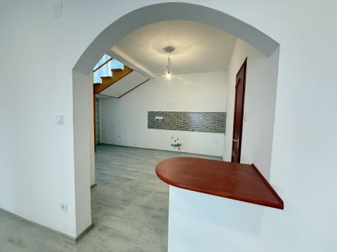 Eladó Lakás 1195 Budapest 19. kerület Felújított,belső két szintes,nappali+3 szoba,kis udvarrész