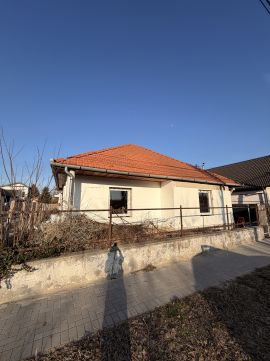 Eladó Ház 2220 Vecsés , Vecsés központi részén, széles kertvárosi utcában önálló ház