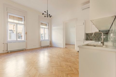 Eladó Lakás 1085 Budapest 8. kerület , Palotanegyedben világos, felújított, klímás lakás eladó