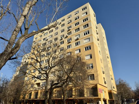 Eladó Lakás 1035 Budapest 3. kerület , Vörösvári úton panelprogramos napelemes épületben