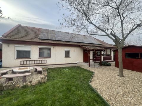 Eladó Ház 5123 Jászárokszállás , Templomtól 5 perc távolságra -  aközponthoz közel