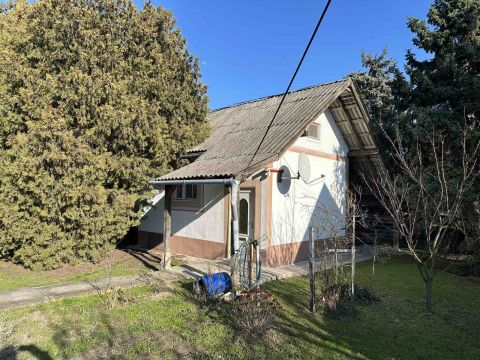 Eladó Ház 1214 Budapest 21. kerület , Csepel szélén takaros ház mindenre is alkalmas nagy telekkel