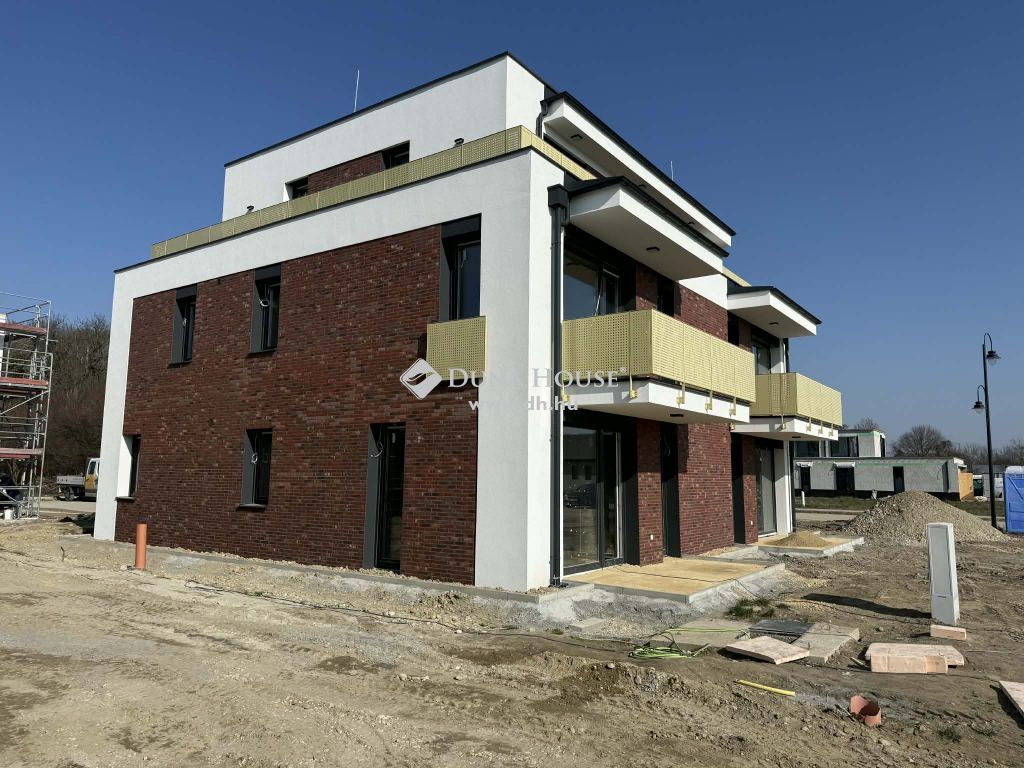 9200 Mosonmagyaróvár , Wittman Antal Park közelében — 1/13