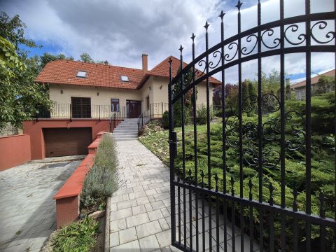 Eladó Ház 2096 Üröm , Önálló családi ház Ürömön, természetvédelmi terület szomszédságában.