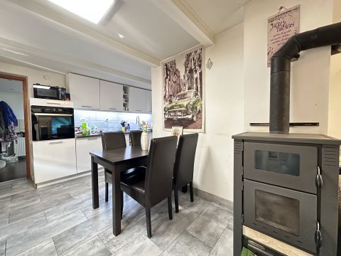 Eladó Ház 7014 Sáregres , Felújított családi ház, parkosított kertel, számos extrával.