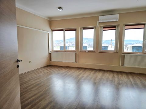 Kiadó Iroda 7630 Pécs Felújított irodaházban 30 nm-es klímás iroda helyiség