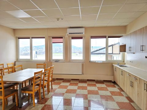 Kiadó Iroda 7630 Pécs Felújított irodaházban 15 nm-es klímás iroda helyiség