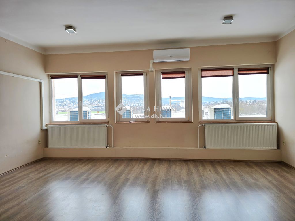 7630 Pécs , Felújított irodaházban 360 nm teljes emelet 10 irodával — 1/24
