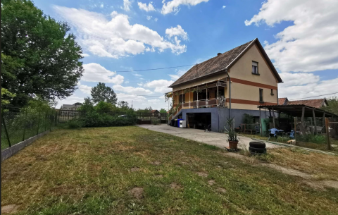 Eladó Ház 2711 Tápiószentmárton , Tápiószentmárton Tavasz utca  4 szobás tégla építésű ház