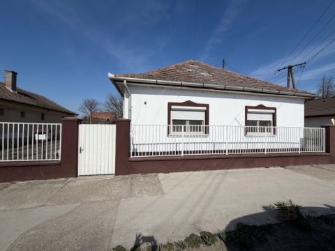 Eladó Ház 6221 Akasztó , Eladó Akasztón a Csengődi utcában egy 90 nm családiház!!